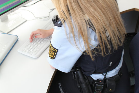 Polizei im B&uuml;ro  110