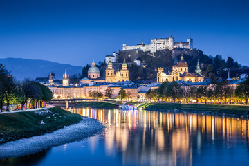 Obraz premium Historyczne miasto Salzburg w niebieskiej godzinie, Salzburger Land, Austria