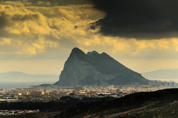 Gewitterstimmung ueber Felsen von Gibraltar - obrazy, fototapety, plakaty