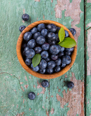 blueberry in a bowl on wooden surface