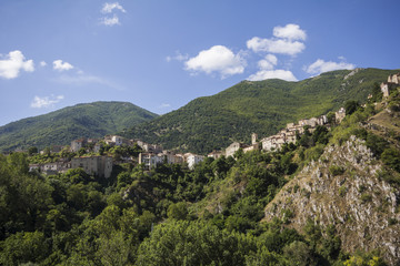 Fototapeta na wymiar Villaggio medievale dell'appennino Abruzzese