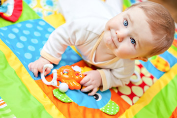 Infant boy on playmat - obrazy, fototapety, plakaty