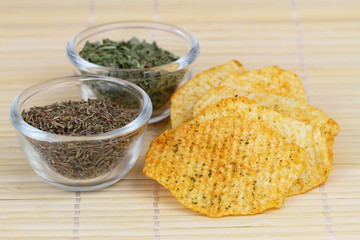 Baked potato crisps with Mediterranean herbs