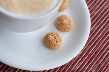 Eine Tasse mit Kaffee