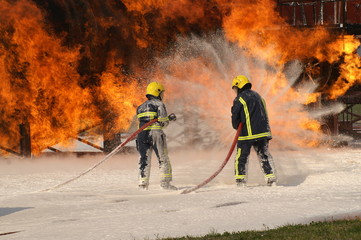 Naklejka premium fire crew fighting aircraft fire