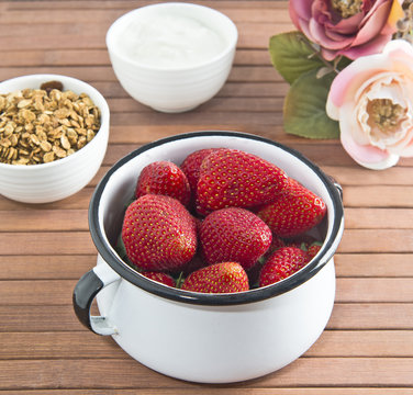 Strawberry with nut and yogut