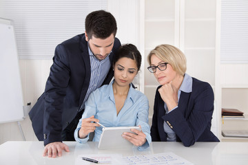 Erfolgreiches Business Team - männlich, weiblich im Büro