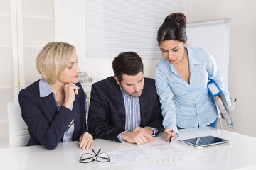 Business Meeting: Personen männlich und weiblich im Büro