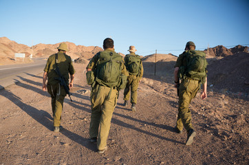 Des soldats patrouillent dans le désert
