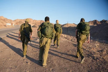 Photo sur Aluminium moyen-Orient Des soldats patrouillent dans le désert