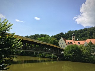 Fototapeta premium Wolfratshausen mit Holzbrücke über die Loisach