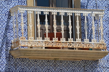 schmiedeeiserner Balkon vor Azulejo Fassade in Aveiro