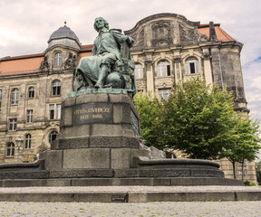 Fototapeta na wymiar Otto von Guericke Denkmal