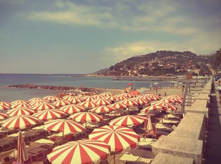 Fototapeta premium Sonnenschirme am Strand