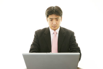 PCで仕事中の男性