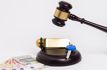 Richterhammer Schlüssel und Geld