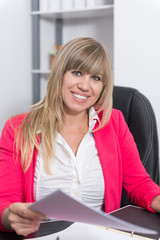 Fototapeta premium Frau hält ein Dokument