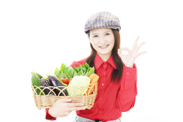 野菜を持つウェイトレス