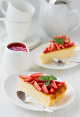 Sweet cheesecake with strawberries and strawberry sauce
