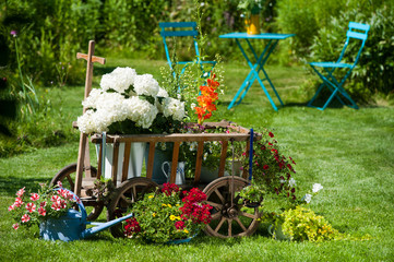 Alter Leiterwagen mit Sommerblumen