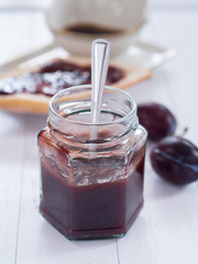 Hausgemachtes Pflaumenmus in einem Glas