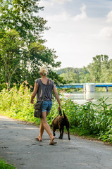 Junge Frau mit Hund von hinten