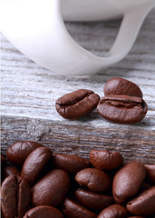 kaffeebohnen und tasse