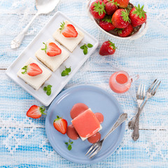 Cheese cake with strawberry sauce