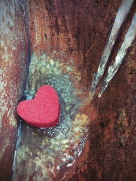 Cuore di spugna con acqua che scorre