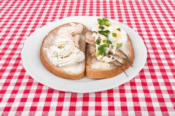 sandwich cream cheese and onions