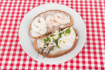 sandwich cream cheese and onions