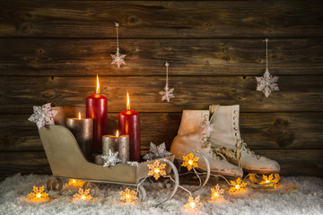 Weihnachtskarte mit vier roten Kerzen als Hintergrund