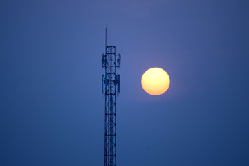Obraz premium communication tower at sunset