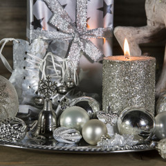 Dekoration Weihnachten in Silber mit Kerze