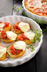 Crostini with tomato salsa and mozzarella cheese