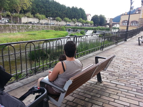 Sentado a la orilla del rio