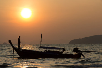 Longtailboot beim Sonnenuntergang