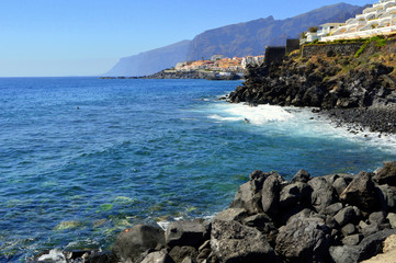 Fototapeta na wymiar Costa sur de Tenerife desde Puerto de Santiago.