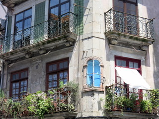 Fototapeta na wymiar Ein Eckfenster und 4 Balkone