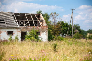 Fototapeta na wymiar Abandoned farm house in a field