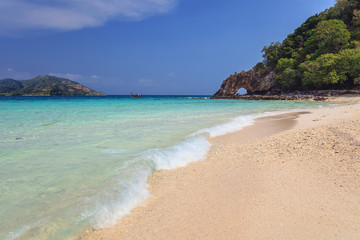 Fototapeta na wymiar beautiful tropical beach and sea in Thailand