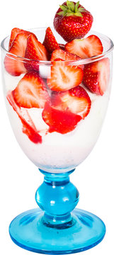 Eisbecher mit Joghurt und Erdbeeren