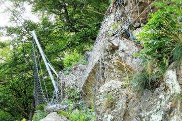 Felssicherung am Hang mit Drahtnetz