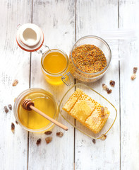 Obraz na płótnie Canvas Fresh honey on wooden table