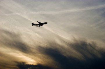 Fototapeta na wymiar Wolkenstimmung mit Flugzeug