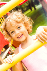 Bambina felice nel parco