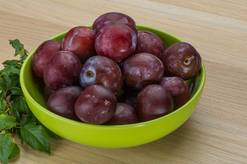 Plums in the bowl