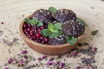 raw food cookies with cranberries, sesame seeds, apple and mint