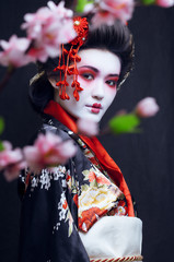 Plakaty  młoda ładna gejsza w kimonie