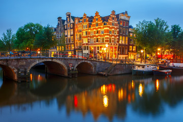 Naklejka premium Night city view of Amsterdam canal and bridge